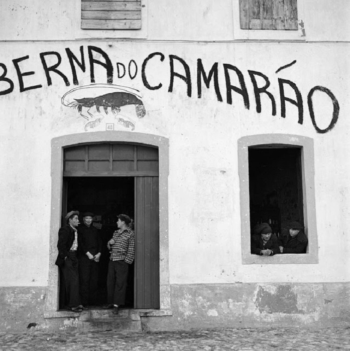 Рабочие ждут прекращения дождя. Португалия, 1956 год.