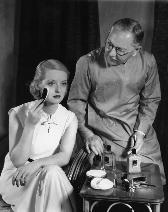 "Макс Фактор разработал собственную линию косметических средств. | Фото: static1.platine.pl. "Макс Фактор разработал собственную линию косметических средств. | Фото: static1.platine.pl.