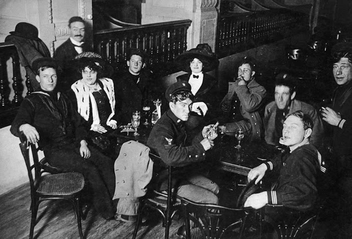 Американские моряки посещают Мулен Руж во время Первой Мировой Войны. Ок.1915г.