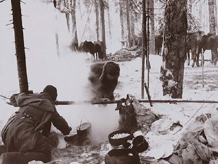 Красноармейцы готовят обед на стоянке.