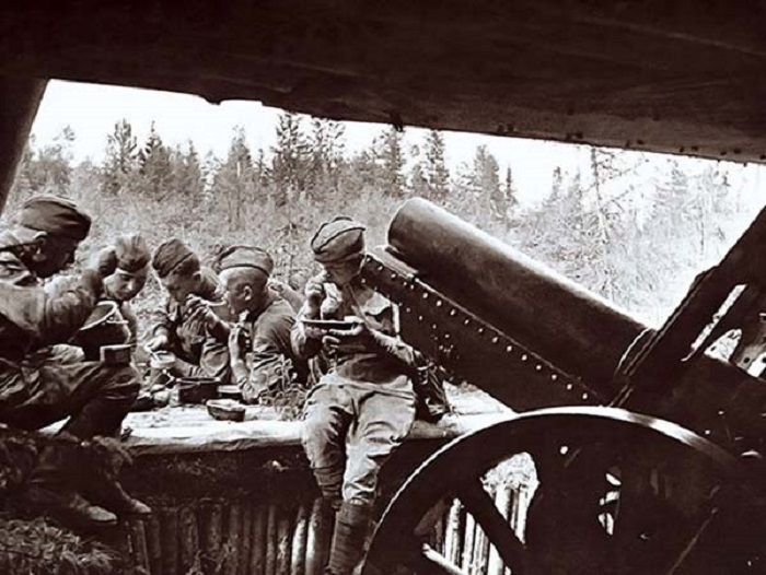 От орудия не отходят ни на шаг.