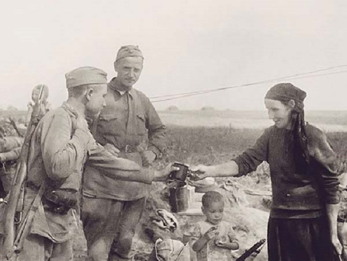 Жители деревни встречают солдат.