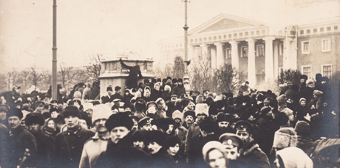 Митинг военных у здание Государственной думы. Петроград, 1917 год. Митинг военных у здание Государственной думы. Петроград, 1917 год.