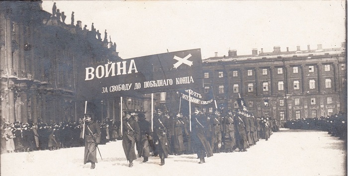 Парад военных училищ на площади. Петроград, 1917 год. Парад военных училищ на площади. Петроград, 1917 год.