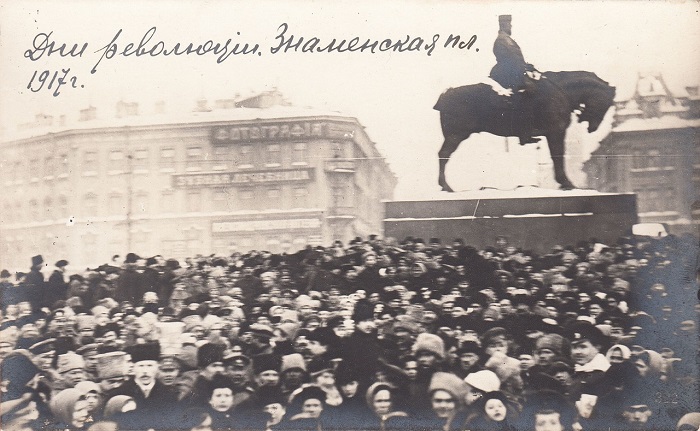 Митинг возле памятника на Знаменской площади. Петроград, 1917 год. Митинг возле памятника на Знаменской площади. Петроград, 1917 год.