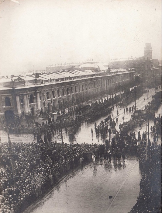 Похороны жертв революции на Невском проспекте. Петроград, 23 марта, 1917 года. Похороны жертв революции на Невском проспекте. Петроград, 23 марта, 1917 года.