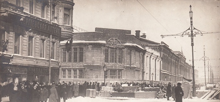 Толпы людей у баррикад арсенала. Петроград, 1917 год. Толпы людей у баррикад арсенала. Петроград, 1917 год.