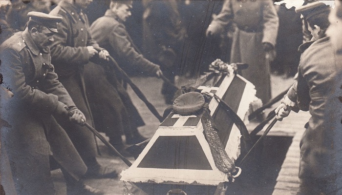 Спускание гроба в братскую могилу на похоронах жертв революции. Петроград, 23 марта 1917 года. Спускание гроба в братскую могилу на похоронах жертв революции. Петроград, 23 марта 1917 года.