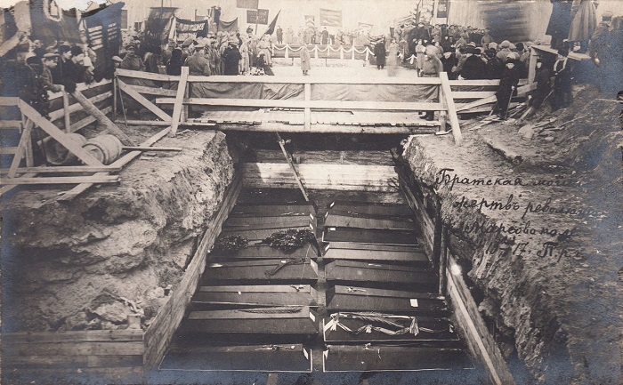 Одна из братских могил жертвам революции. Петроград, 23 марта 1917 года. Одна из братских могил жертвам революции. Петроград, 23 марта 1917 года.