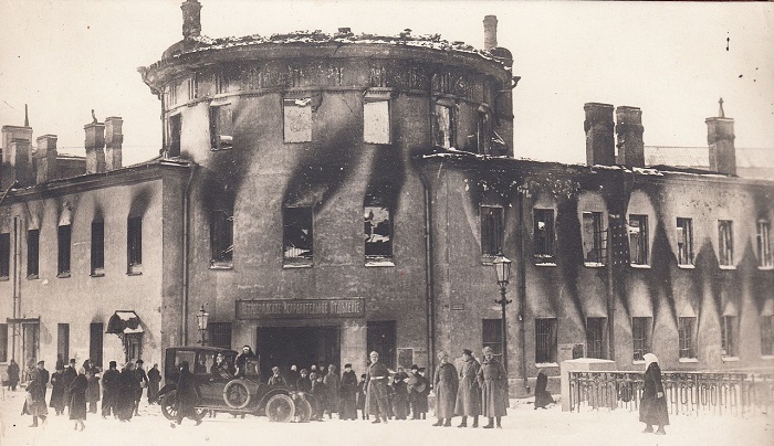 Солдаты и мирные жители возле сожженное здание Литовского замка со стороны Офицерского моста. Петроград, 1917 год. Солдаты и мирные жители возле сожженное здание Литовского замка со стороны Офицерского моста. Петроград, 1917 год.