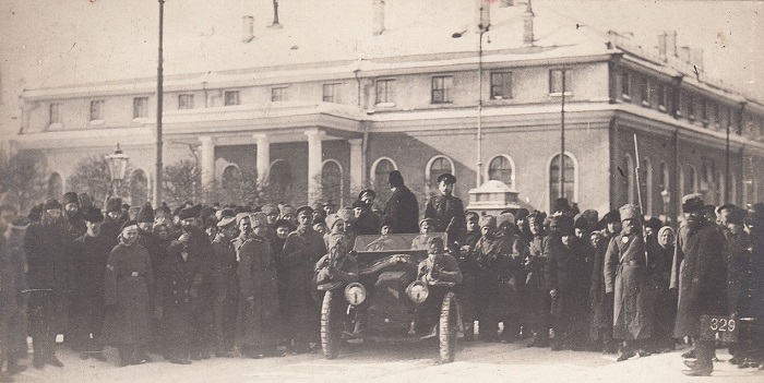 Приезд арестованного к зданию Государственной Думу. Петроград, 1917 год. Приезд арестованного к зданию Государственной Думу. Петроград, 1917 год.