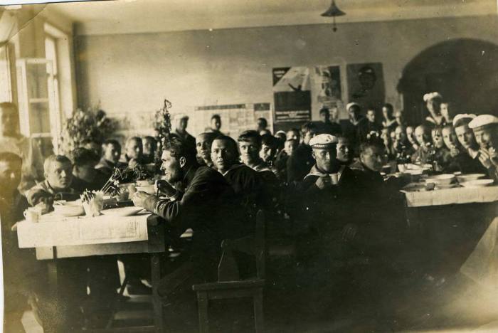 Обед группы 1-го Морского отряда ВВС в день авиации. 12 Июля 1925 года. 
