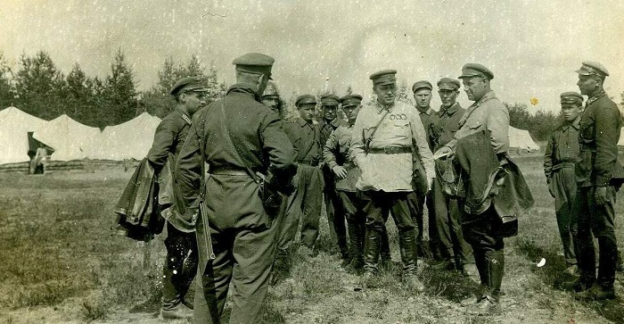 Новоселье. Приезд в лагерь 12 авиаотряда начальника ВВС Ленинградского военного округа Алексеева.