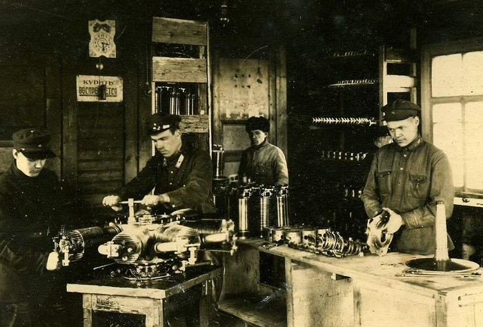 Ремонтные мастерские Ленинградской школы летчиков. Ленинград, 1933 год. 