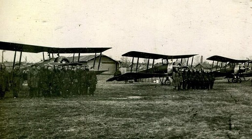 Построение экипажей на аэродроме Ленинградской школы ВВС. 