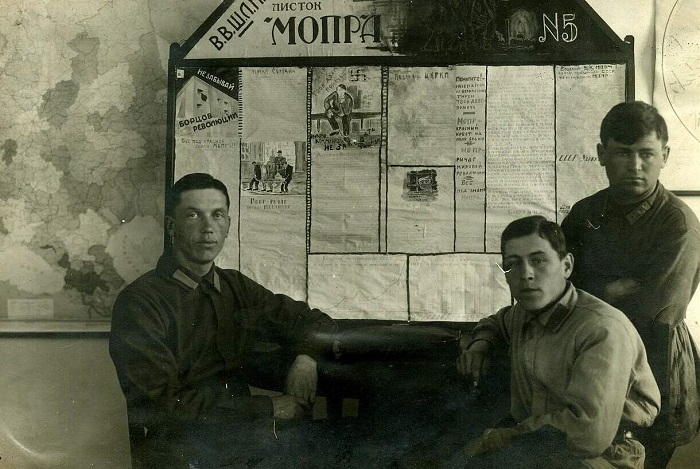 Курсант покровский с однокурсниками в высшей военной школе летчиков. 