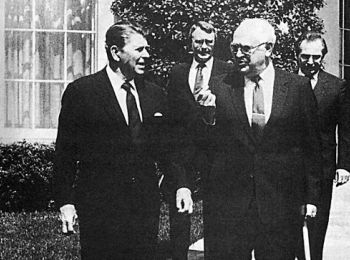 Президент США Рональд Рейган и посол «империи зла» Анатолий Добрынин. 1986