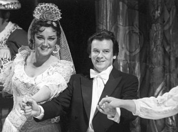 Дирижёр ГАБТ Юрий Симонов и солистка театра Тамара Синявская выходят на бис. 1982