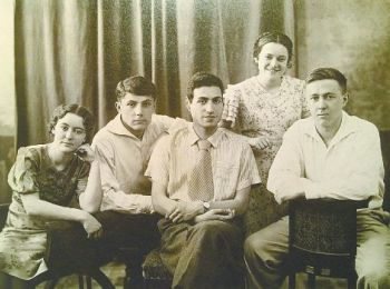 Студенты Ростовского университета: Наталья Решетовская, Николай Виткевич, Кирилл Симонян, Лидия Ежерец, Александр Солженицын. Конец 1930-х