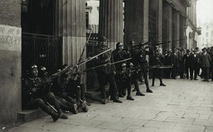 Солдаты маршала Пилсудского стреляют по окнам универмага братьев Яблковских, где оборонялись правительственные войска. Солдаты маршала Пилсудского стреляют по окнам универмага братьев Яблковских, где оборонялись правительственные войска.