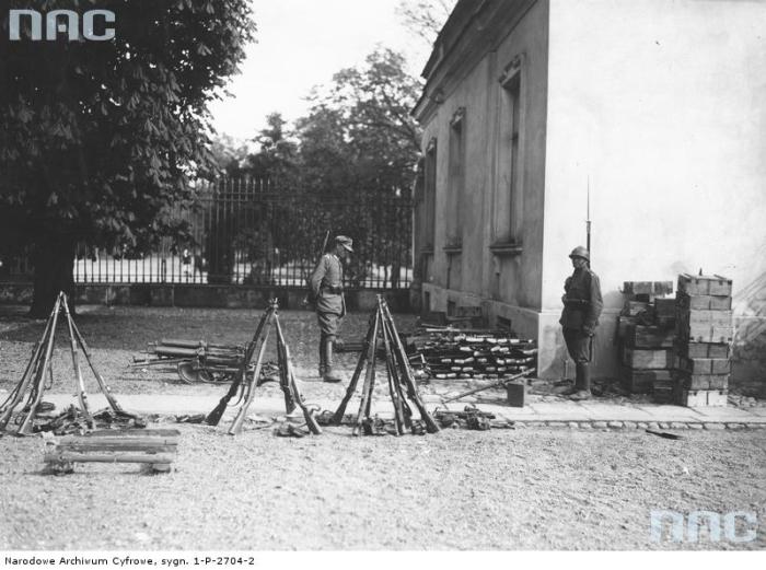 Двое солдат охраняющие военную базу. Двое солдат охраняющие военную базу.