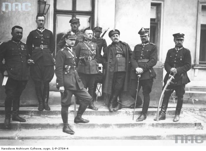 Фото на ступенях дворца Бельведер. Фото на ступенях дворца Бельведер.