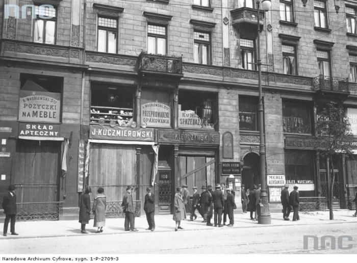 Разбитые витрины, поврежденные здания. Разбитые витрины, поврежденные здания.