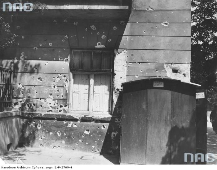 Видны следы стрельбы из пулемета. Видны следы стрельбы из пулемета.