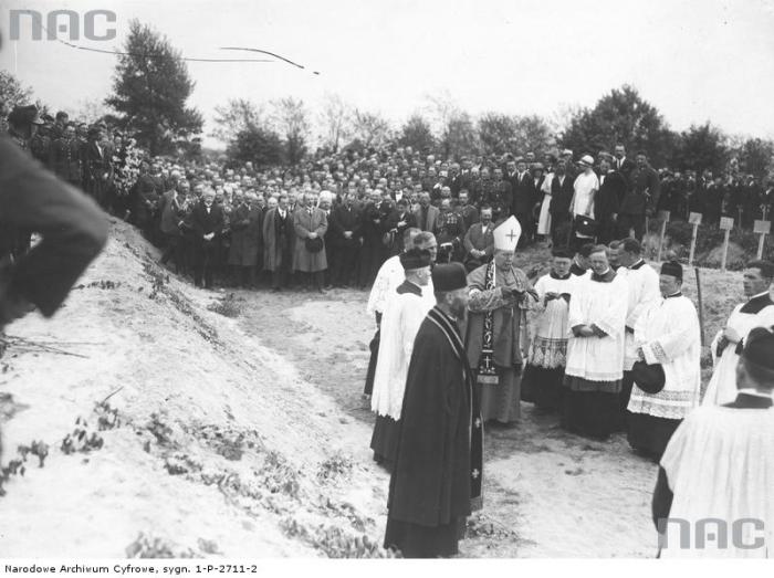 Служба на могиле жертв майского переворота. Служба на могиле жертв майского переворота.