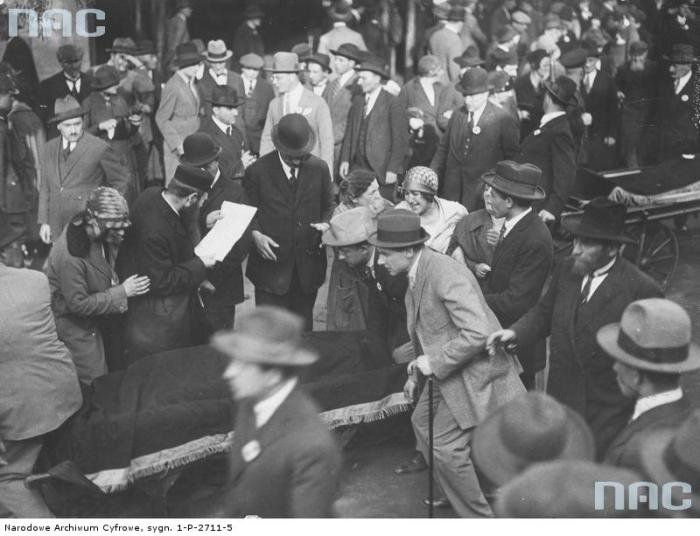 Прощание с погибшими во время майского переворота. Прощание с погибшими во время майского переворота.