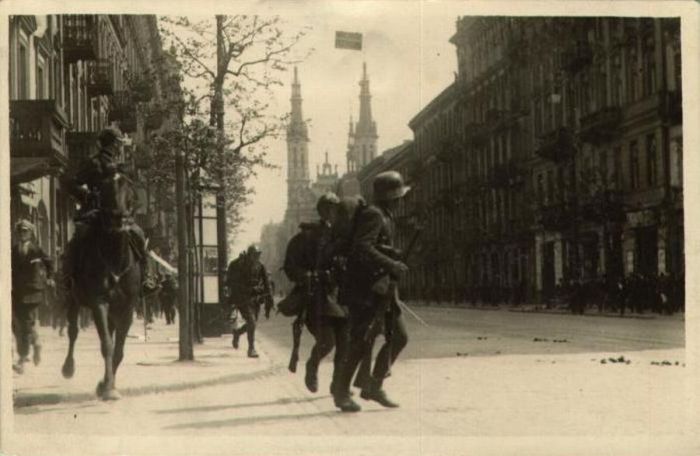 Войска атакуют мятежников маршала Пилсудского. Войска атакуют мятежников маршала Пилсудского.