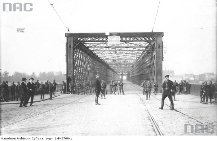 Полицейские, охраняющие въезд на мост. Полицейские, охраняющие въезд на мост.