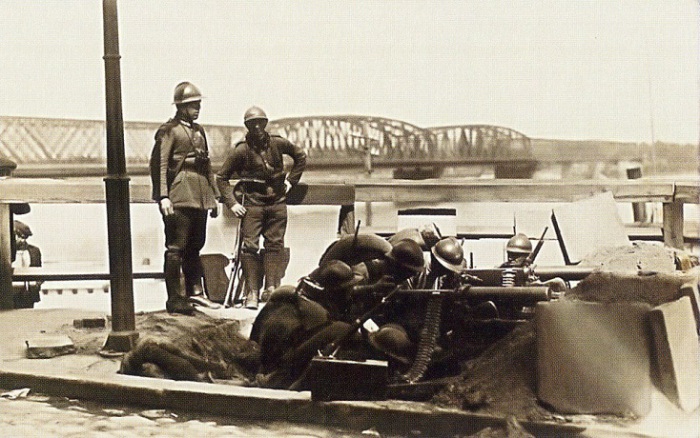 Солдаты охраняющие мост во время переворота. Солдаты охраняющие мост во время переворота.