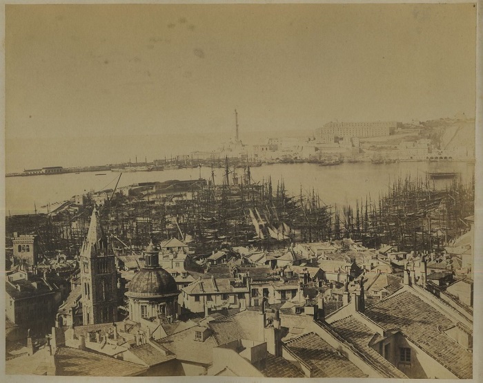 Пристанище для огромного количества больших и малых кораблей. Пристанище для огромного количества больших и малых кораблей.