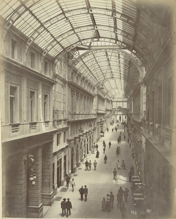 Красивый пассаж-торговый центр, был местом встречи интеллектуалов. Красивый пассаж-торговый центр, был местом встречи интеллектуалов.