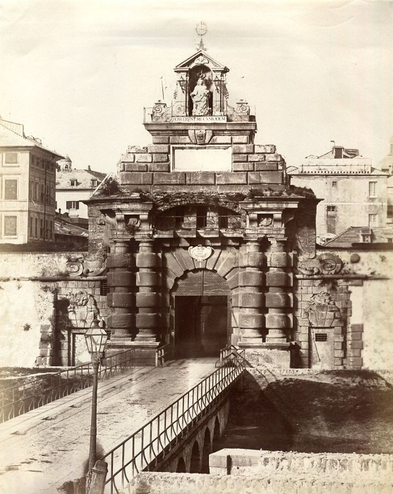 Наиболее хорошо сохранившиеся древние ворота. Наиболее хорошо сохранившиеся древние ворота.