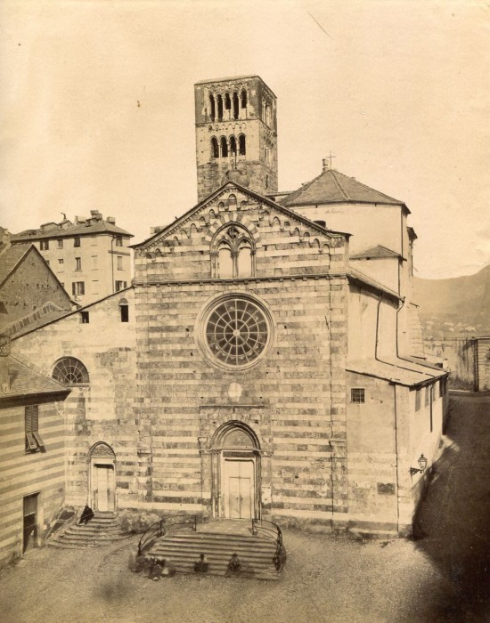 Церковь в романском стиле, известна тем, что в результате раскопок под криптой церкви был найден некрополь доримской эпохи. Церковь в романском стиле, известна тем, что в результате раскопок под криптой церкви был найден некрополь доримской эпохи.