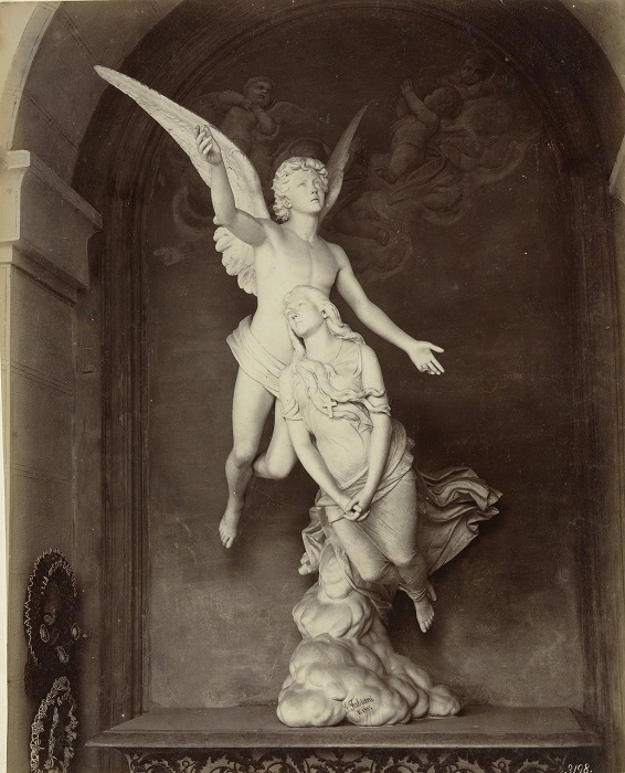 Итальянское кладбище - представляющее собою двор, окруженный аркадами, под которыми помещаются гробницы богатых и знатных семейств. Итальянское кладбище - представляющее собою двор, окруженный аркадами, под которыми помещаются гробницы богатых и знатных семейств.