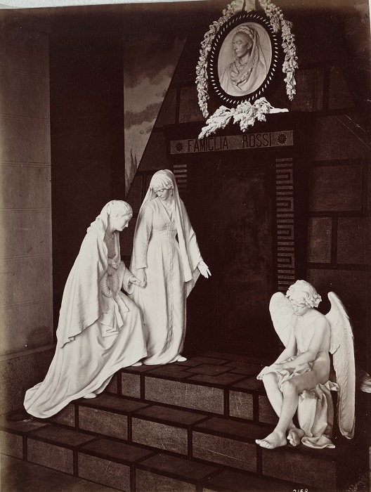 Аристократические семейства Генуи ввели традицию размещать на могилах роскошные надгробия, чтобы увековечить в мраморе память о себе и своих близких. Аристократические семейства Генуи ввели традицию размещать на могилах роскошные надгробия, чтобы увековечить в мраморе память о себе и своих близких.