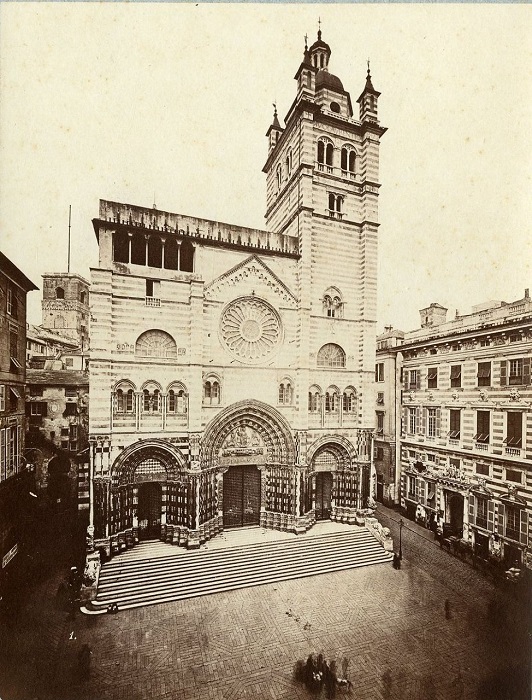 Здесь находится Священная чаша - Святой Грааль, из которого пил Иисус Христос на тайной вечере. Здесь находится Священная чаша - Святой Грааль, из которого пил Иисус Христос на тайной вечере.