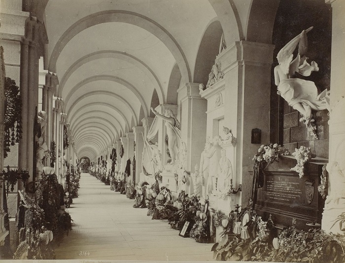 Тихий и печальный мирок полный памятников, решеток, оград и ангелов. Тихий и печальный мирок полный памятников, решеток, оград и ангелов.