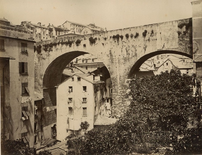 Древний мост с огромными арками. Древний мост с огромными арками.