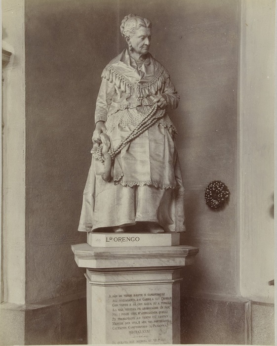 Памятник простой селянки, которая потратила деньги на то, чтобы остаться в памяти чужих людей. Памятник простой селянки, которая потратила деньги на то, чтобы остаться в памяти чужих людей.