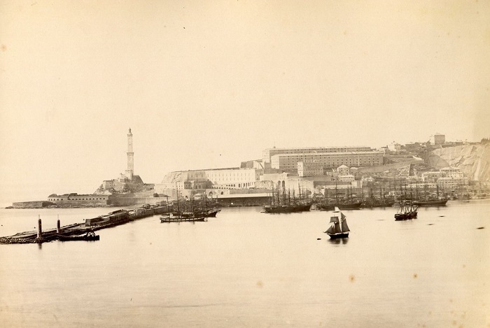 Вид на город и порт. Вид на город и порт.