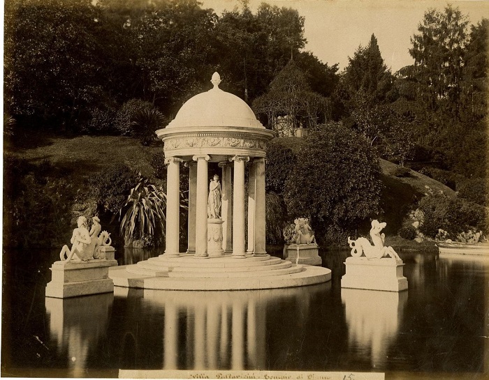 Загородное имение, получившее широкую известность благодаря своему ботаническому саду и парку. Загородное имение, получившее широкую известность благодаря своему ботаническому саду и парку.