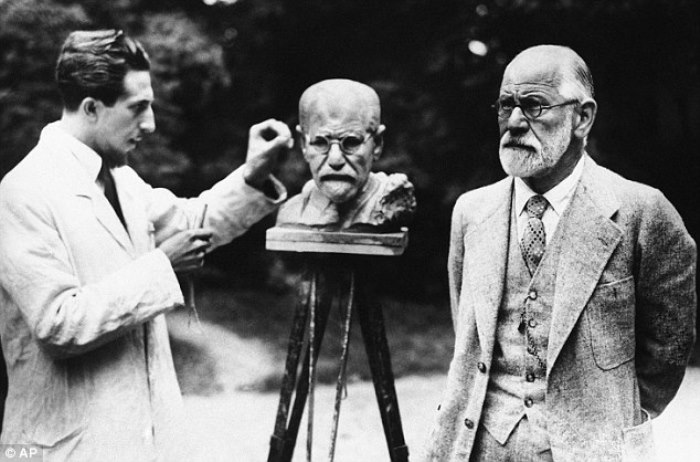 Зигмунд Фрейд позирует скульптору О. Немову, Вена, 1931 | Фото: diletant.media Зигмунд Фрейд позирует скульптору О. Немову, Вена, 1931 | Фото: diletant.media