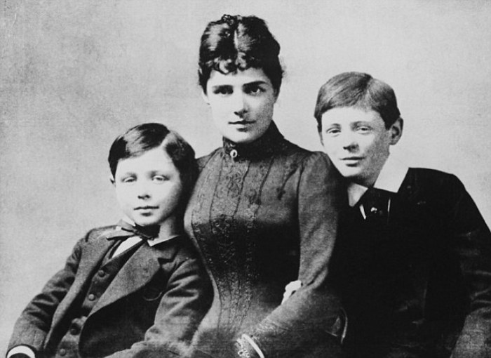 Леди Дженни Черчилль с сыновьями Джоном и Уинстоном. | Фото: dailymail.co.uk. Леди Дженни Черчилль с сыновьями Джоном и Уинстоном. | Фото: dailymail.co.uk.