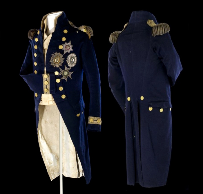 Мундир вице-адмирала Нельсона, в котором он был смертельно ранен во время Трафальгарского сражения. Мундир вице-адмирала Нельсона, в котором он был смертельно ранен во время Трафальгарского сражения.