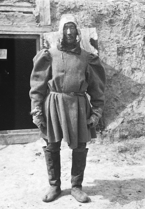 Бедный якут возле своего жилища в окрестностях Якутска. Россия, 1902 год. Бедный якут возле своего жилища в окрестностях Якутска. Россия, 1902 год.