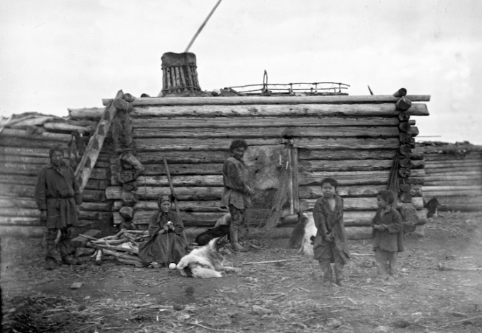Группа гуляющих детей возле зимнего жилища. Россия, Якутия, 1902 год. Группа гуляющих детей возле зимнего жилища. Россия, Якутия, 1902 год.